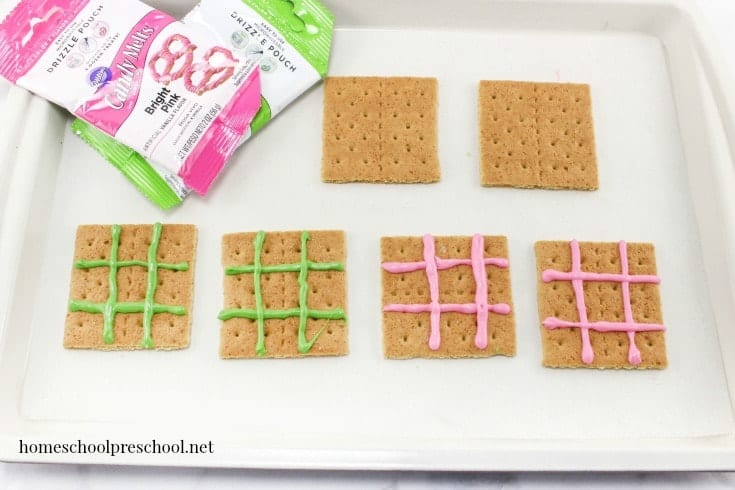 Kids will have fun creating, playing with, and then eating this tasty Easter snack! Jelly Bean Tic Tac Toe is a snack and a craft all in one. | homeschoolpreschool.net