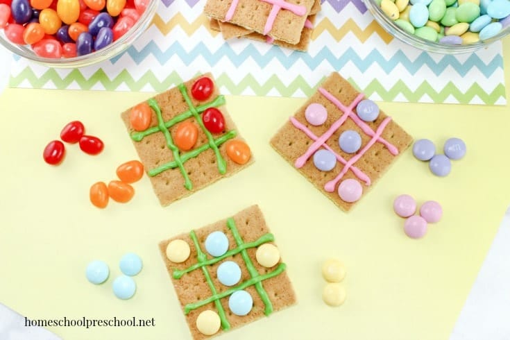 Kids will have fun creating, playing with, and then eating this tasty Easter snack! Jelly Bean Tic Tac Toe is a snack and a craft all in one. | homeschoolpreschool.net