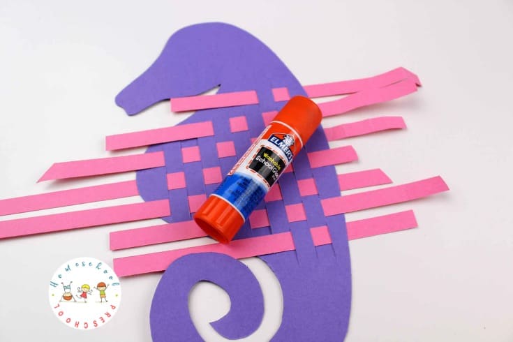 Inspired by the ocean and perfect for summer! Kids can make this adorable seahorse art project with colored paper and bubble wrap. Perfect to do alongside Mr. Seahorse by Eric Carle. 