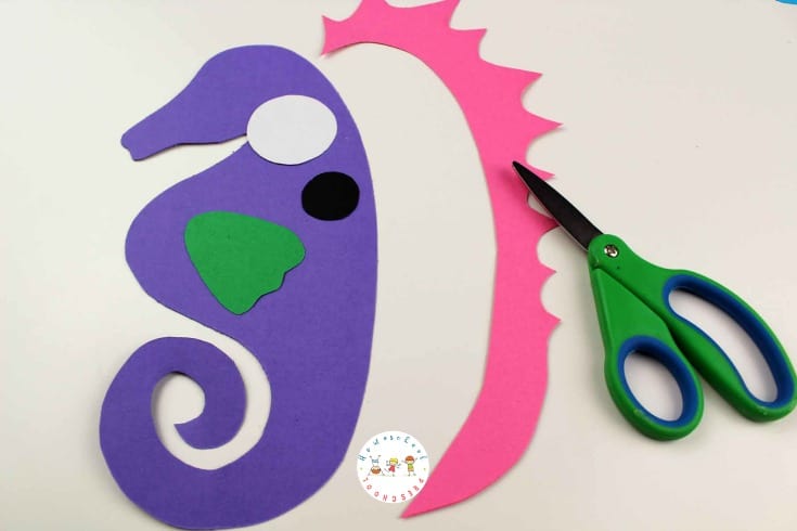 Inspired by the ocean and perfect for summer! Kids can make this adorable seahorse art project with colored paper and bubble wrap. Perfect to do alongside Mr. Seahorse by Eric Carle. 