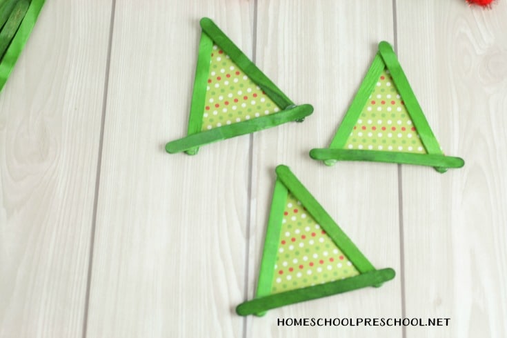 Are you looking for a super simple craft to do with your little ones this Christmas? Check out this cute elf craft that is simple enough for tots and preschoolers. 