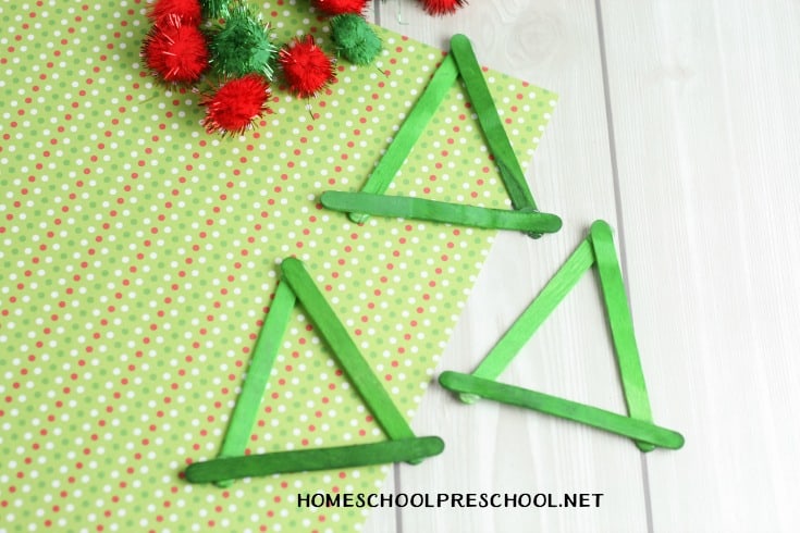 Are you looking for a super simple craft to do with your little ones this Christmas? Check out this cute elf craft that is simple enough for tots and preschoolers. 