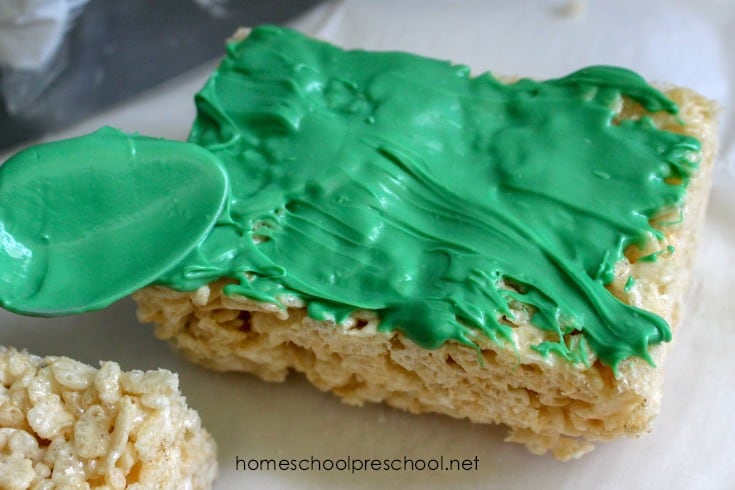Super Bowl Sunday is around the corner! Show up at your Super Bowl party with this football rice krispie treat snack that's easy enough for kids to make.