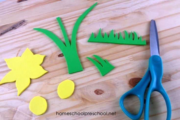 This sweet daffodil preschool flower craft is perfect for spring! The free printable template makes this craft a breeze for little ones to make. 
