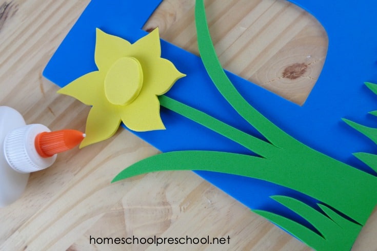 This sweet daffodil preschool flower craft is perfect for spring! The free printable template makes this craft a breeze for little ones to make. 