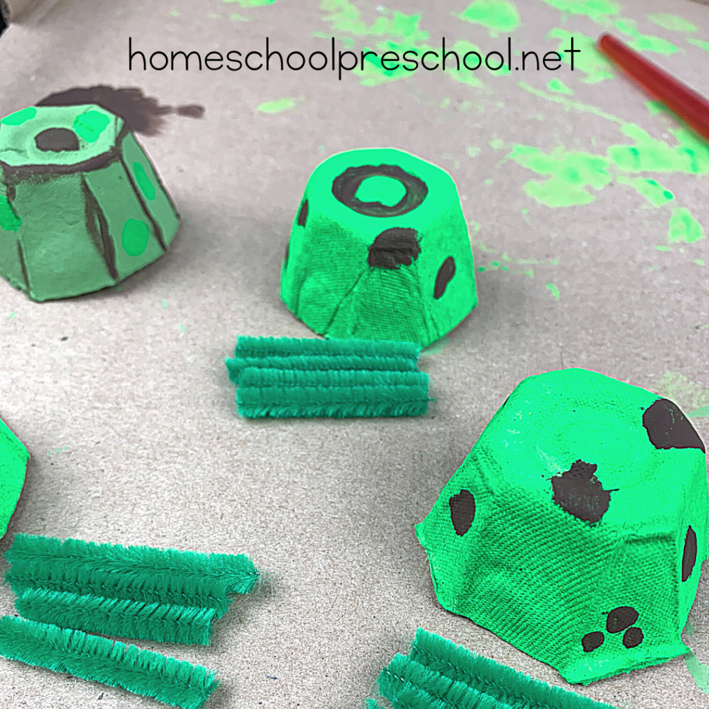 It's so much fun to turn an ordinary egg carton into an adorable work of art. Your preschoolers will love making this egg carton turtle craft!